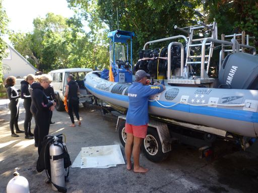 Un bateau depuis lequel on va plonger