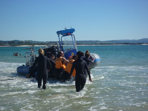 Tout le monde s'y met. En gros on attend une vague et quand elle arrive tout le monde pousse le bateau... trop marrant!