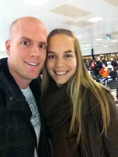Juste avant de monter dans l'avion, Ben et Chantal "au taquet" !