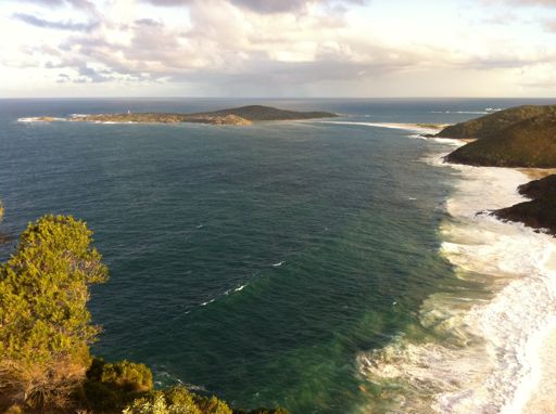 Magnifique vue depuis une coline qui surplombe l'entrée de la baie